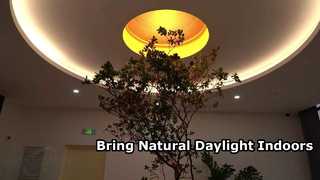 Cria a sensação de luz solar natural brilhando através de um céu azul claro.