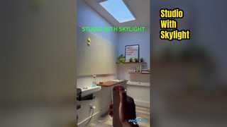 Claraboia artificial simula luz natural CCT para estúdio